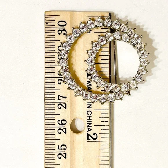 Vintage Clear Crystal Rhinestone Wreath Brooch Pin - Picture 12 of 12
